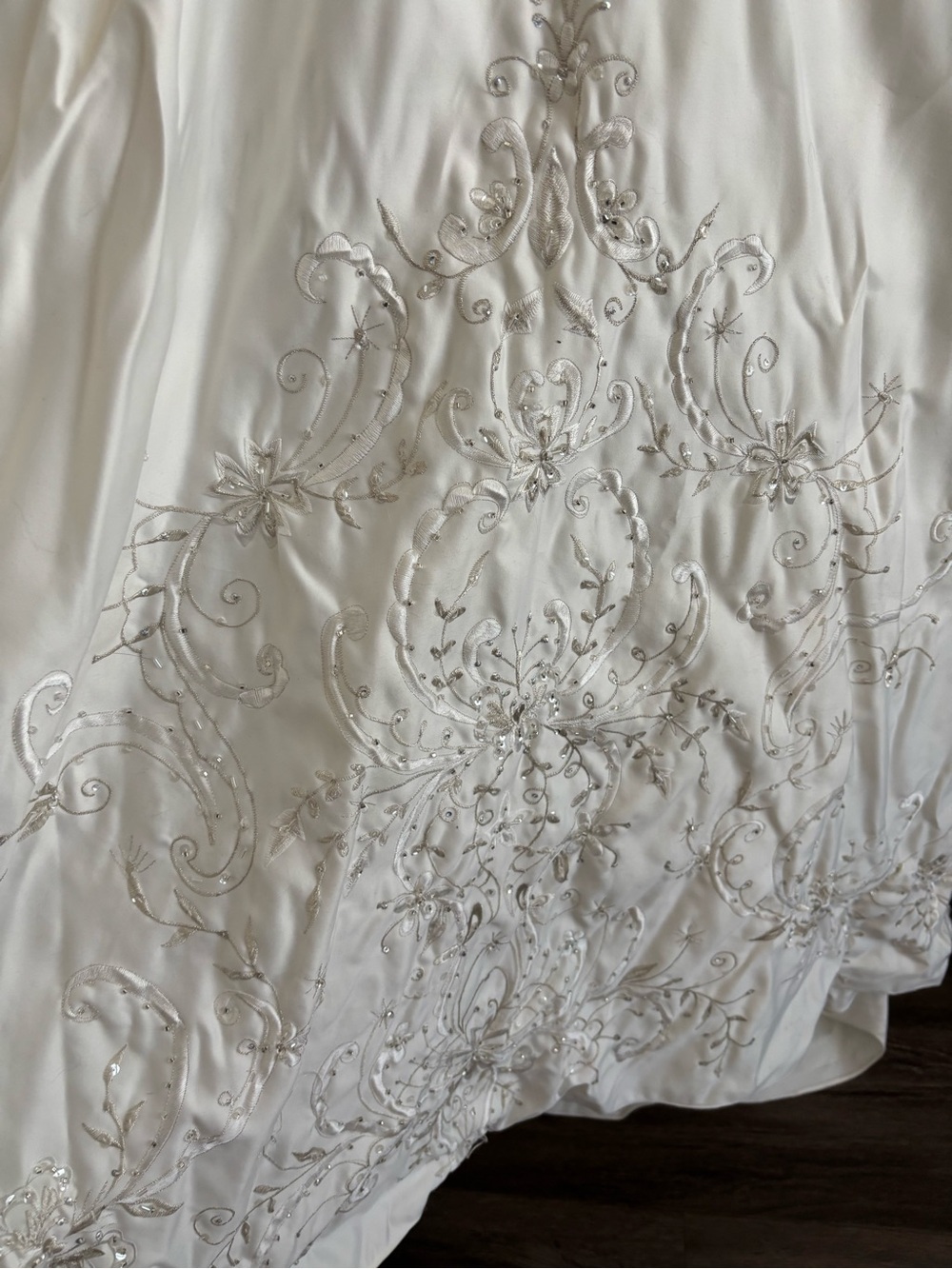 Vintage Elegant White Wedding Dress with Long Embroidered Train - Picture 8 of 16